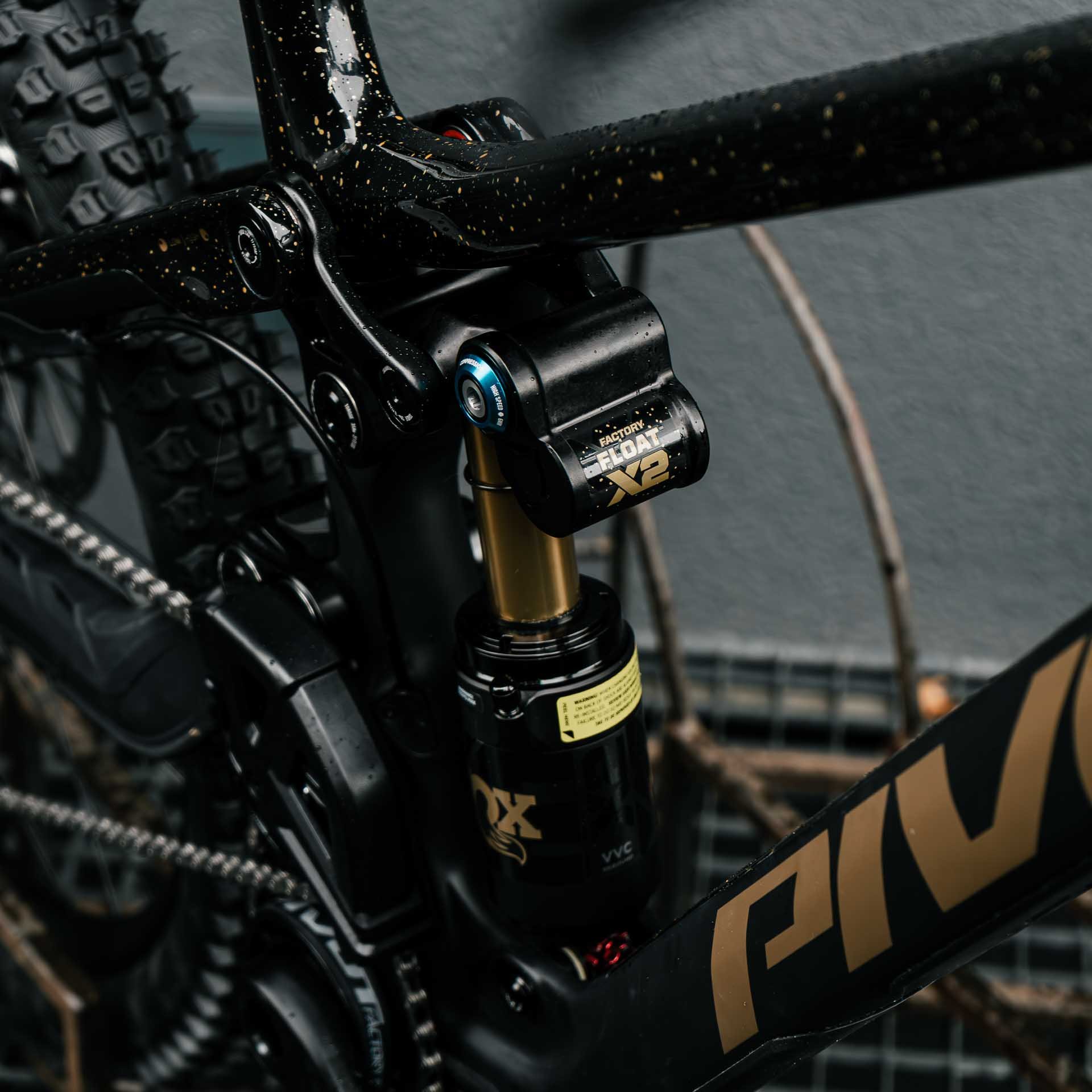 Bicicleta Pivot Phoenix V5 Carbon Custom MX Black/Gold - PlayBike.ro