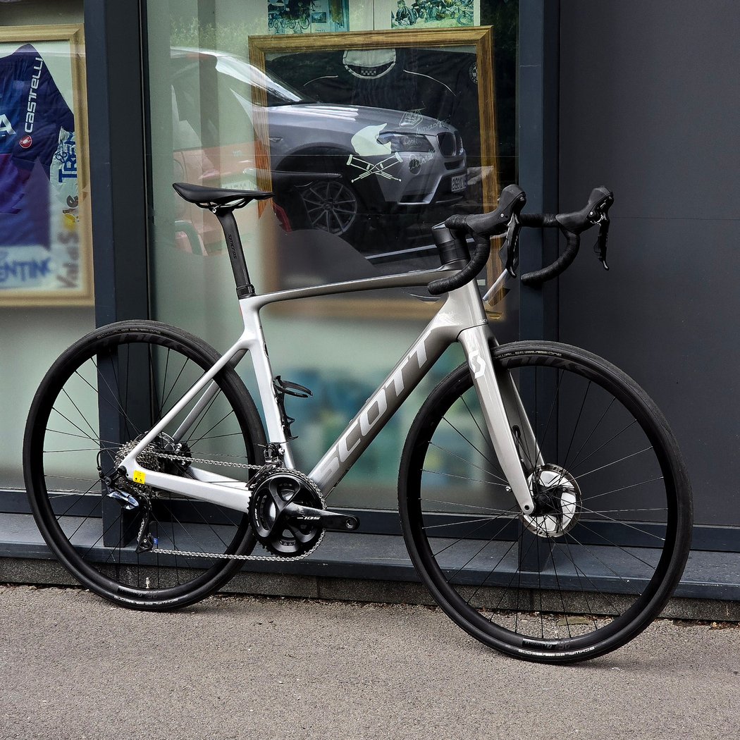 Bicicleta electrica Scott Addict eRIDE 20 Carbon 105 - PlayBike.ro