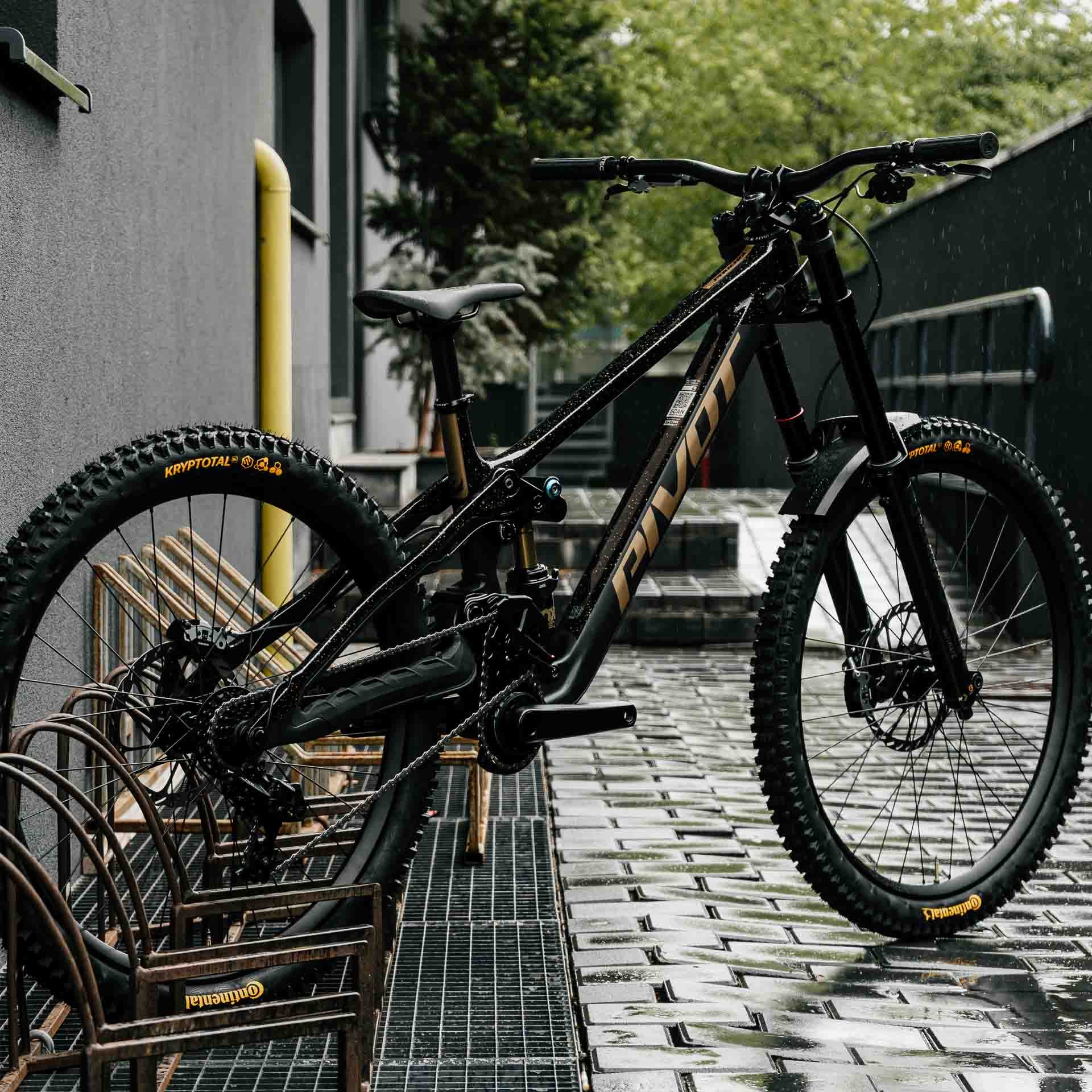 Bicicleta Pivot Phoenix V5 Carbon Custom MX Black/Gold - PlayBike.ro